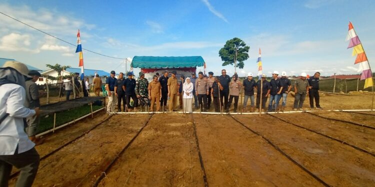 Kapolres Lhokseumawe, jajaran  Pemerintah Aceh Utara dan  staf PT SAG berpoto bersama usai seremonia penanaman Jagung Serentak Kuartal III - photo merdekabicara.dot